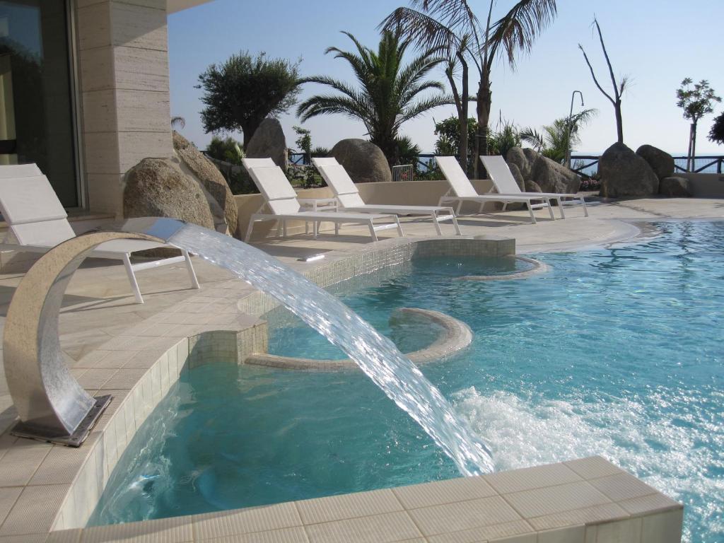 Hotel Villaggio Cala Di Volpe Capo Vaticano Bagian luar foto