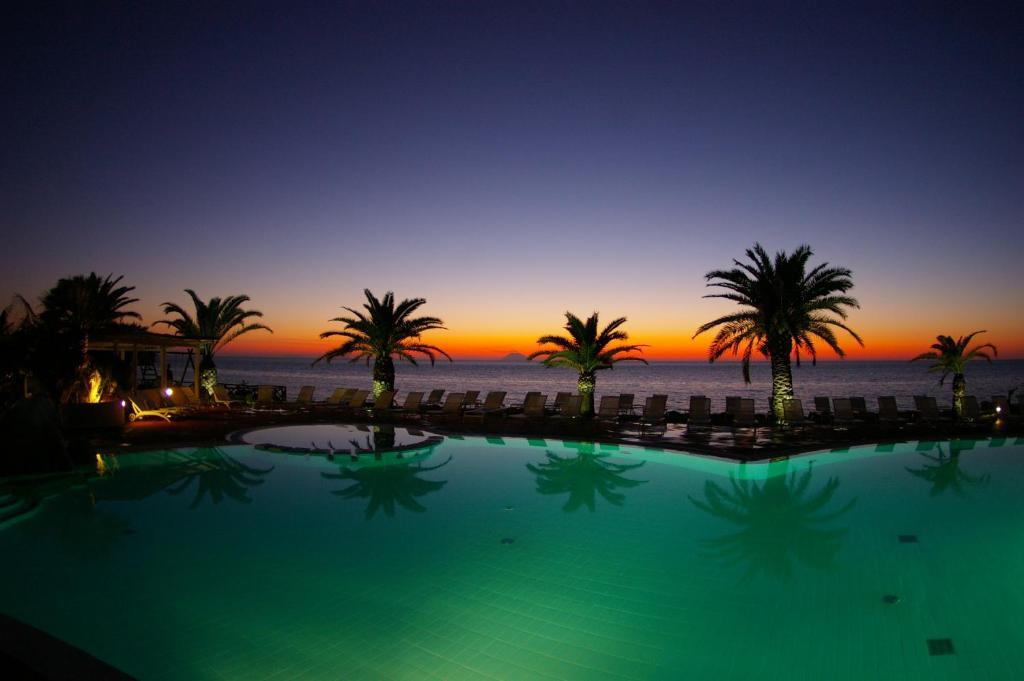 Hotel Villaggio Cala Di Volpe Capo Vaticano Bagian luar foto