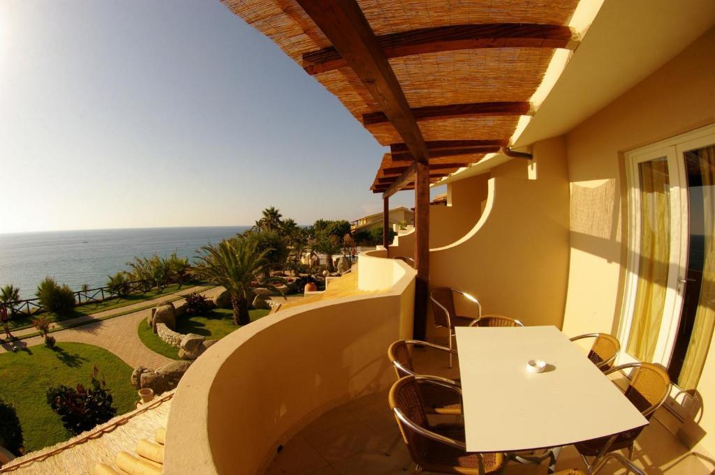 Hotel Villaggio Cala Di Volpe Capo Vaticano Bagian luar foto