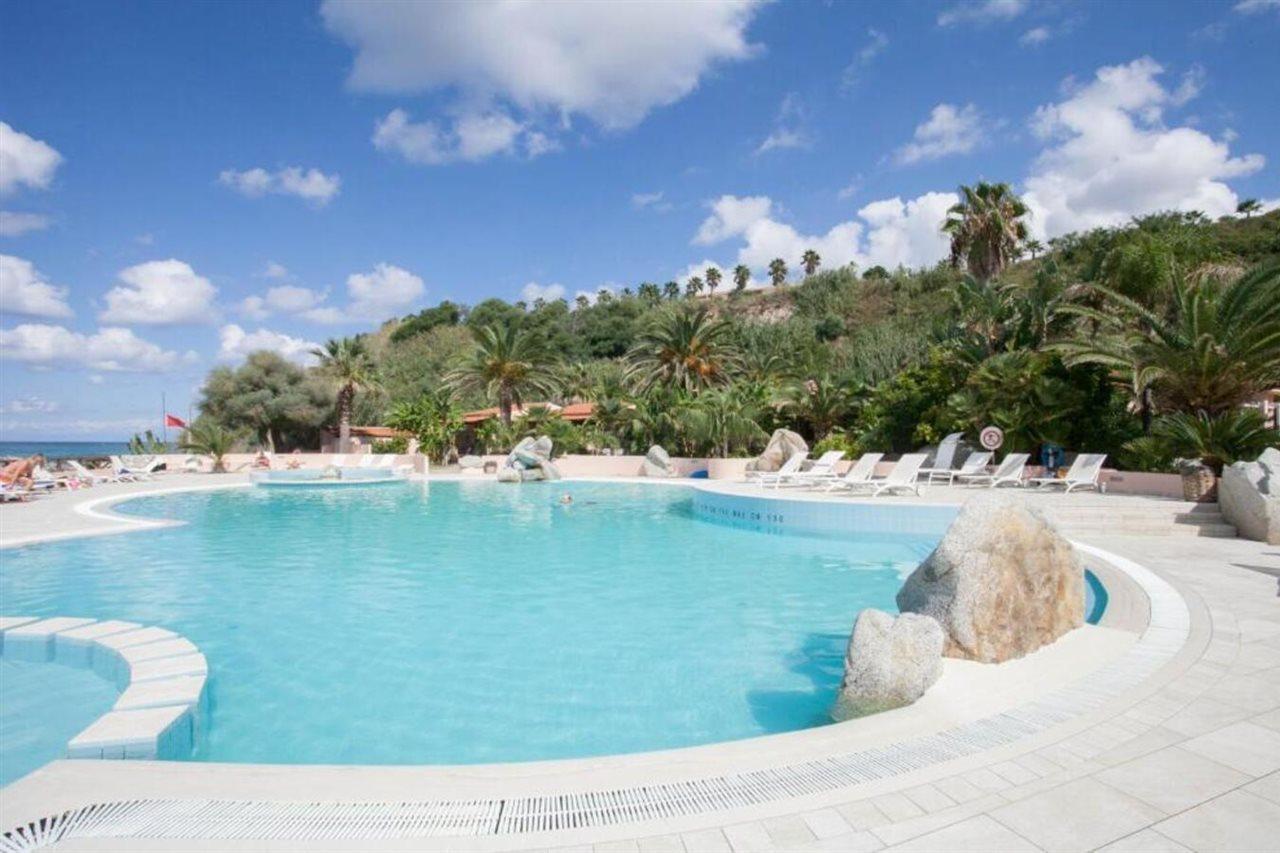 Hotel Villaggio Cala Di Volpe Capo Vaticano Bagian luar foto