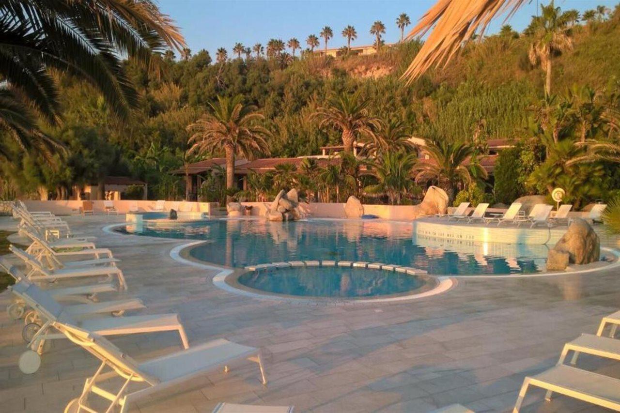 Hotel Villaggio Cala Di Volpe Capo Vaticano Bagian luar foto