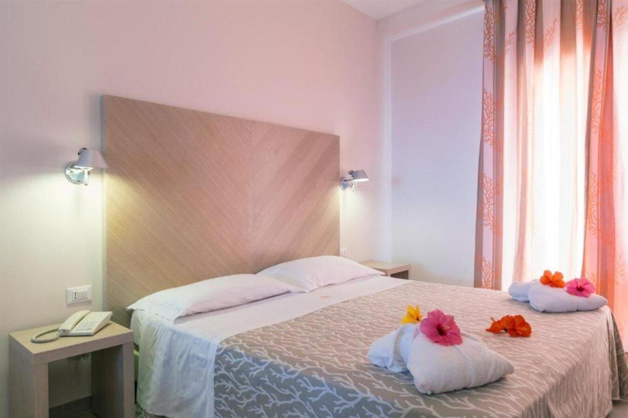 Hotel Villaggio Cala Di Volpe Capo Vaticano Bagian luar foto