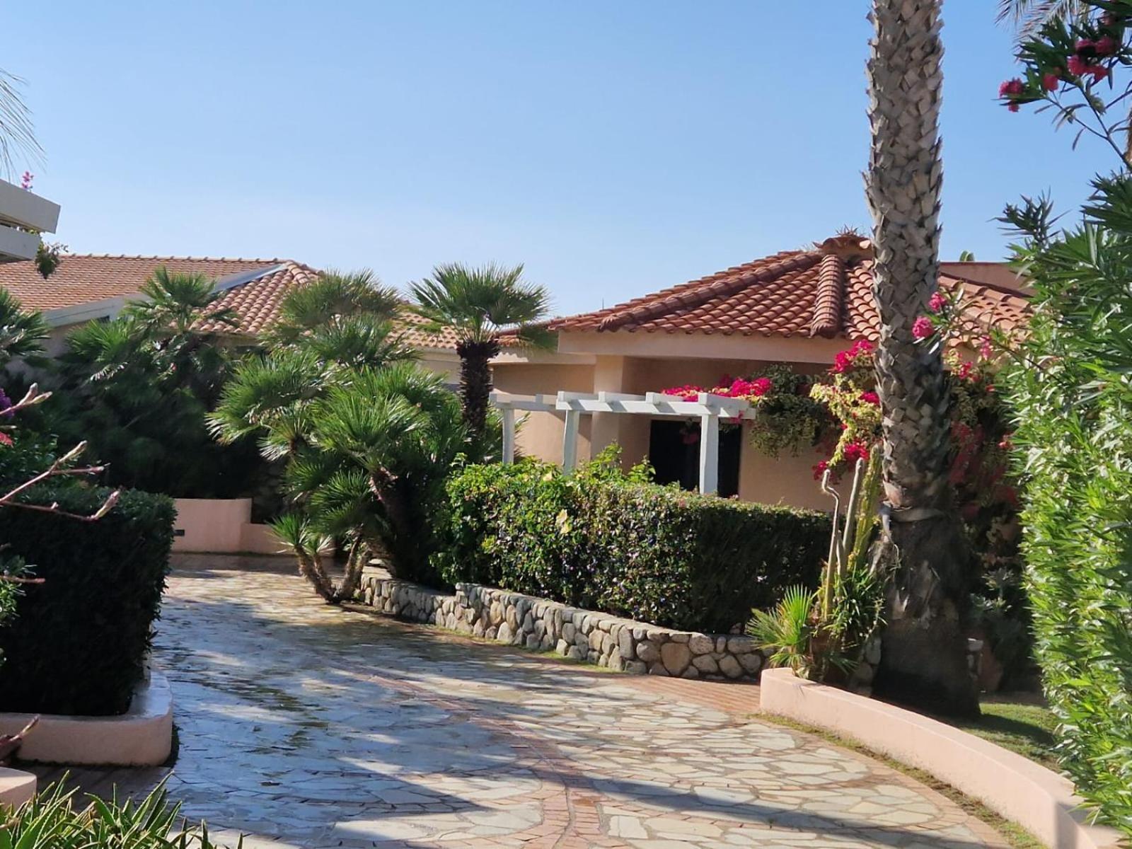 Hotel Villaggio Cala Di Volpe Capo Vaticano Bagian luar foto