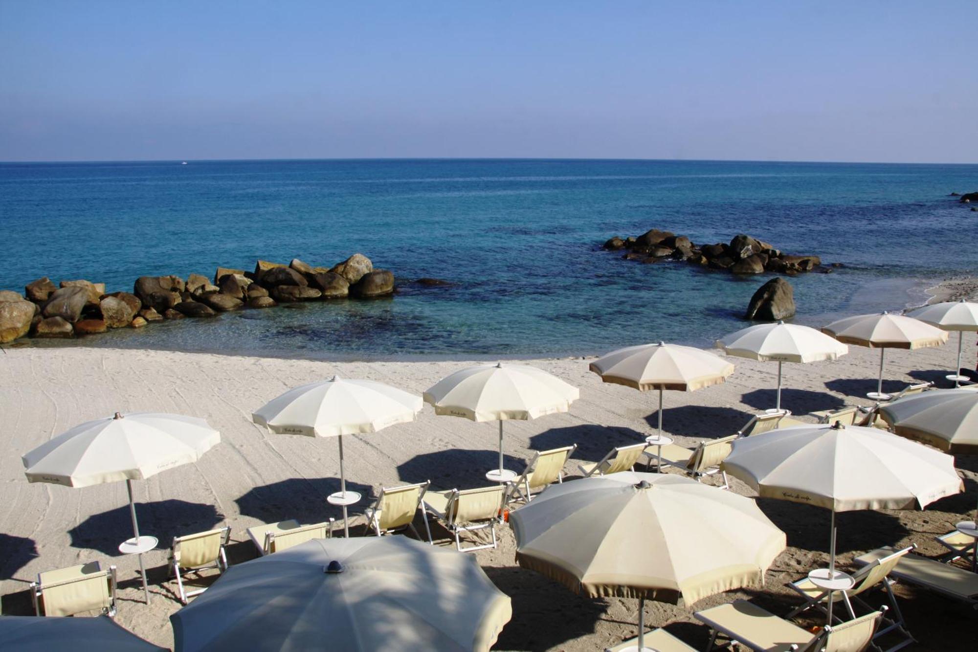 Hotel Villaggio Cala Di Volpe Capo Vaticano Bagian luar foto