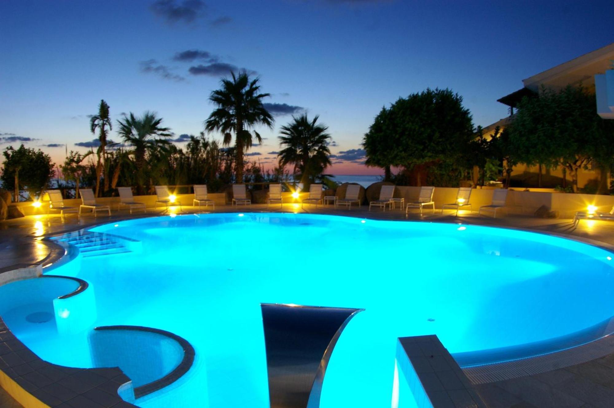 Hotel Villaggio Cala Di Volpe Capo Vaticano Bagian luar foto