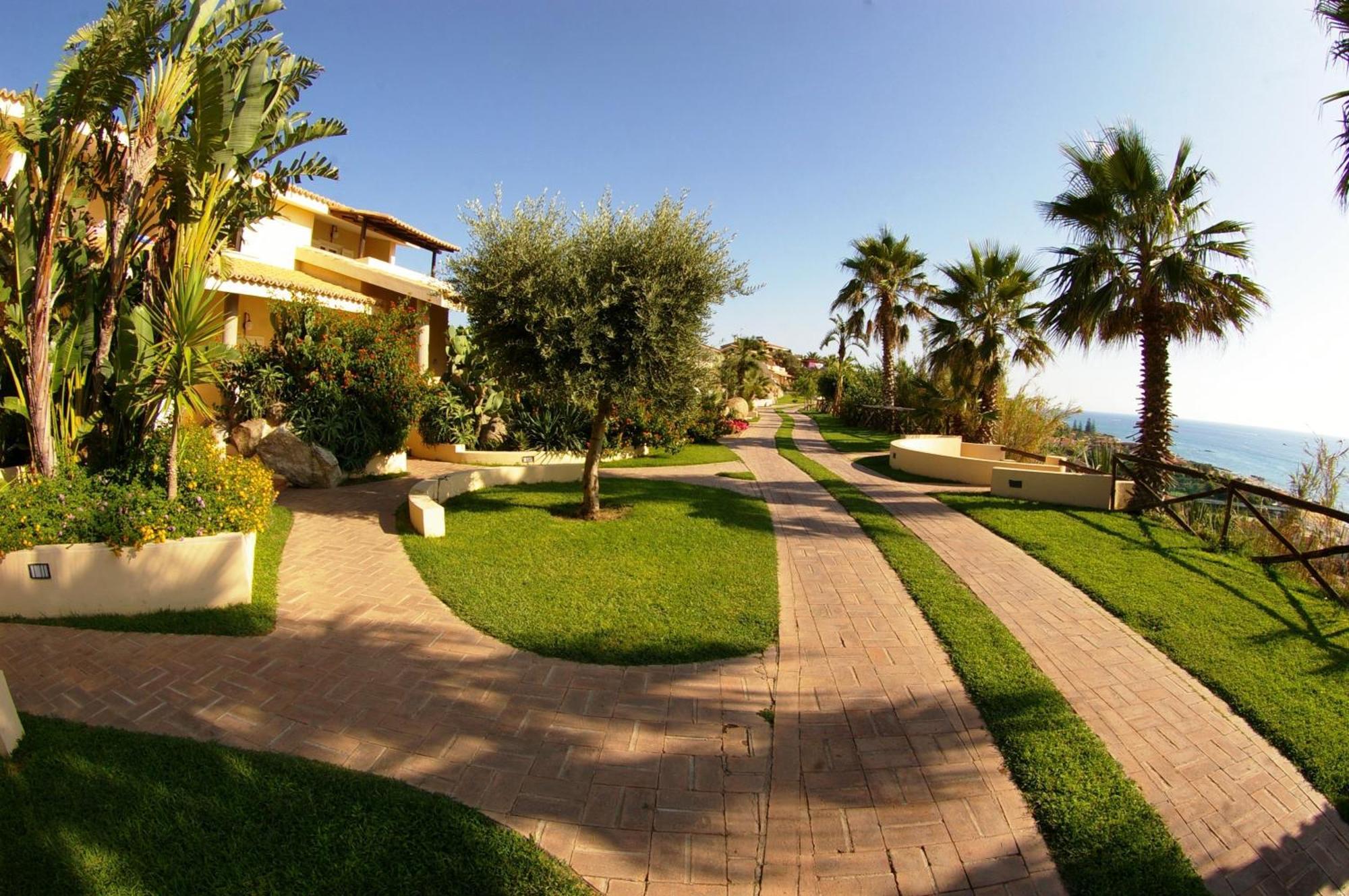 Hotel Villaggio Cala Di Volpe Capo Vaticano Bagian luar foto