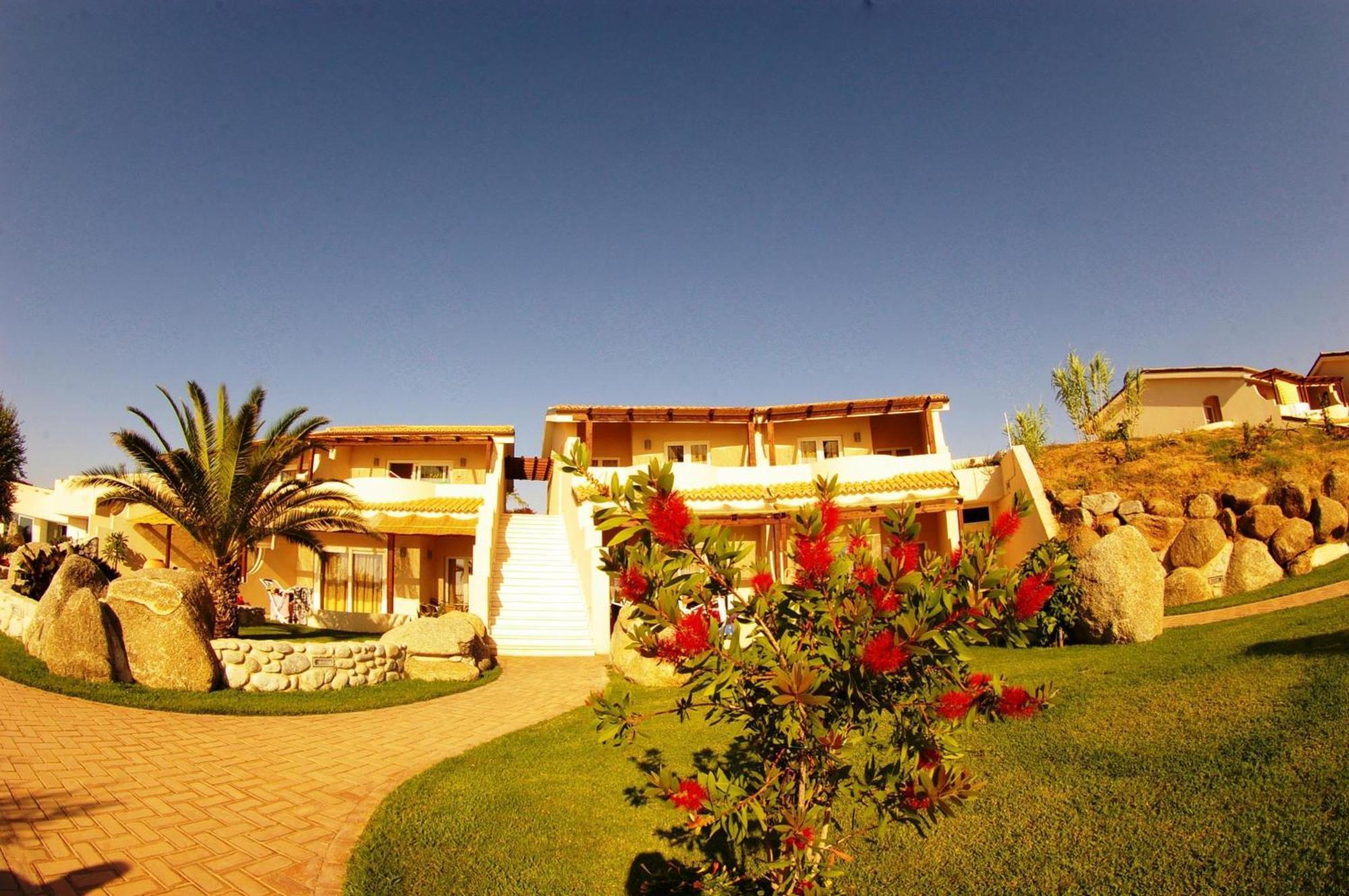 Hotel Villaggio Cala Di Volpe Capo Vaticano Bagian luar foto