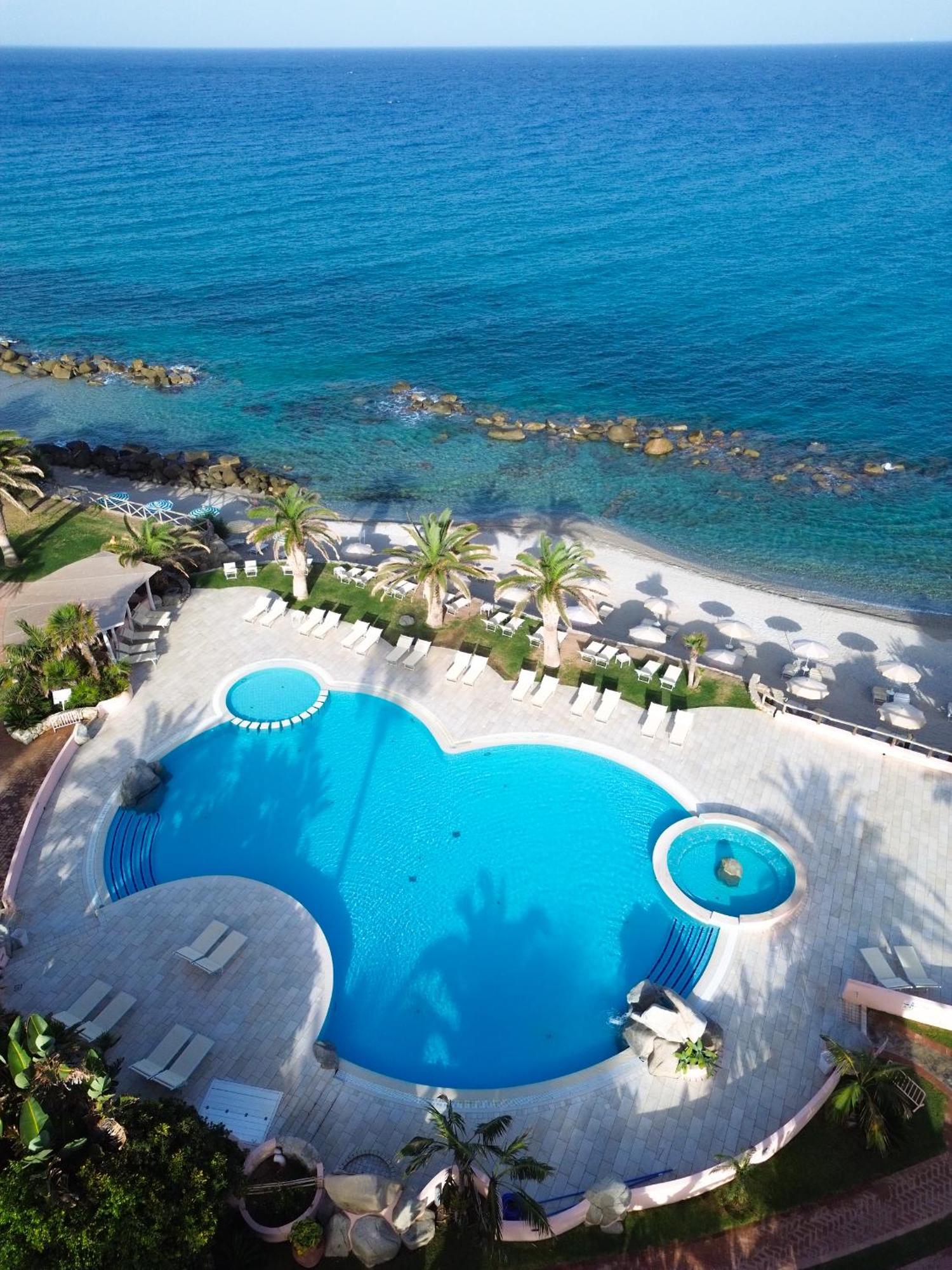 Hotel Villaggio Cala Di Volpe Capo Vaticano Bagian luar foto