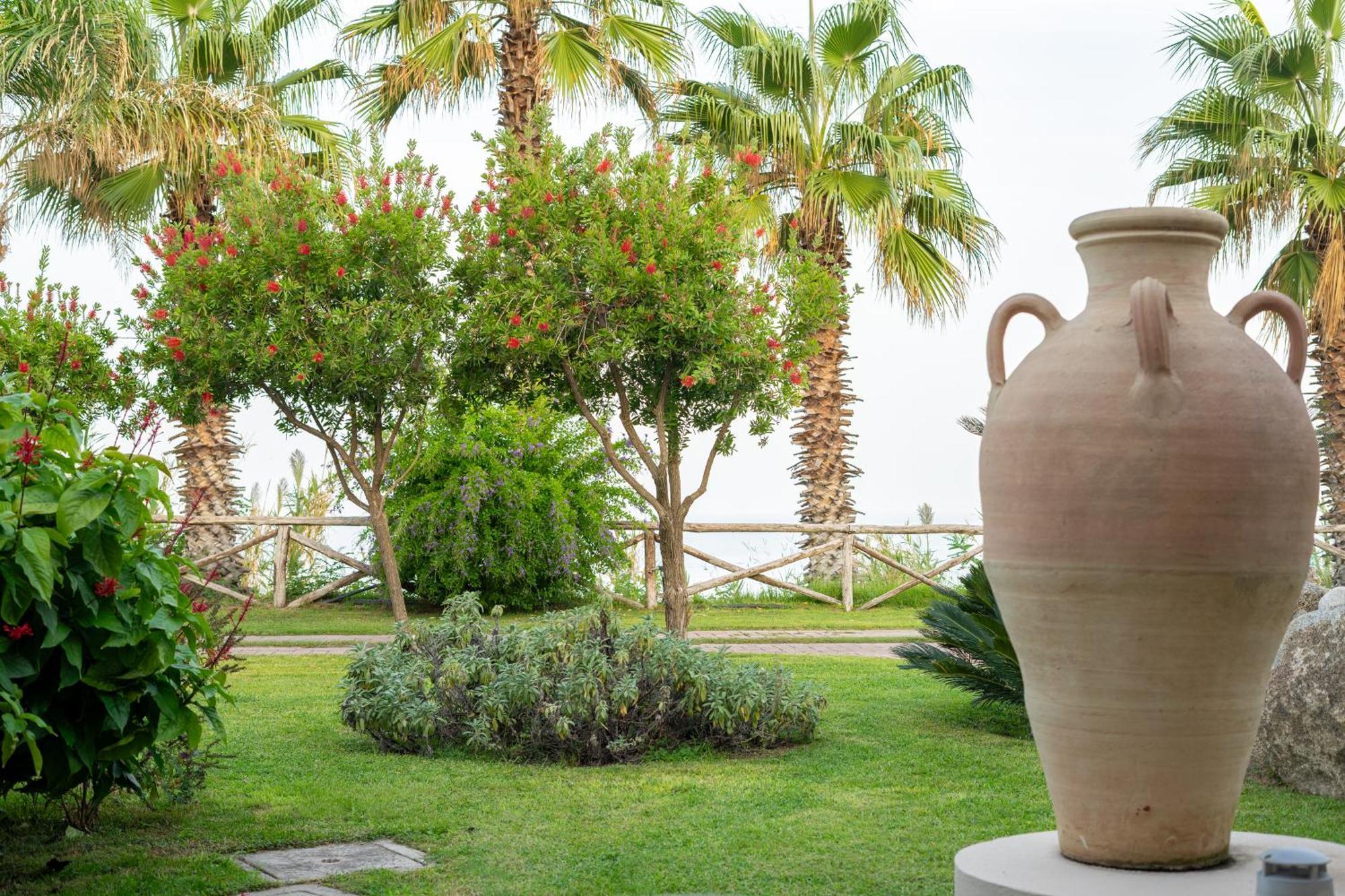 Hotel Villaggio Cala Di Volpe Capo Vaticano Bagian luar foto