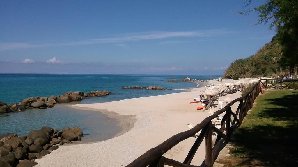 Hotel Villaggio Cala Di Volpe Capo Vaticano Bagian luar foto