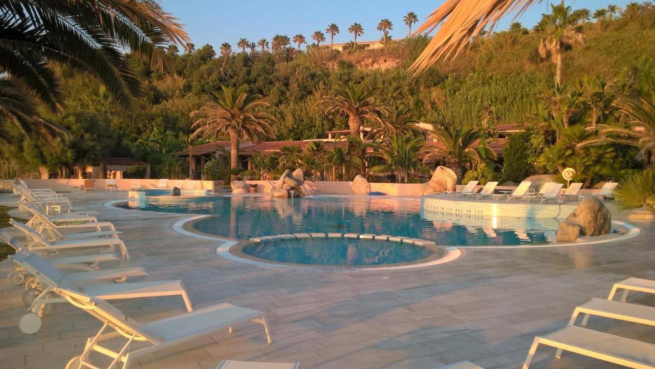 Hotel Villaggio Cala Di Volpe Capo Vaticano Bagian luar foto