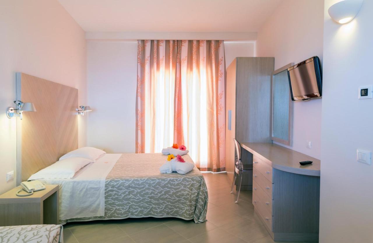 Hotel Villaggio Cala Di Volpe Capo Vaticano Bagian luar foto