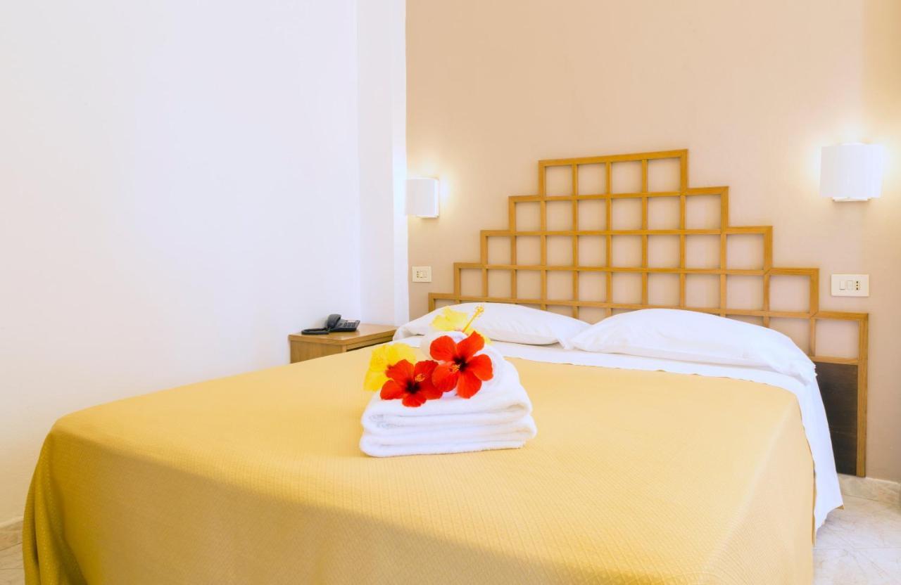 Hotel Villaggio Cala Di Volpe Capo Vaticano Bagian luar foto